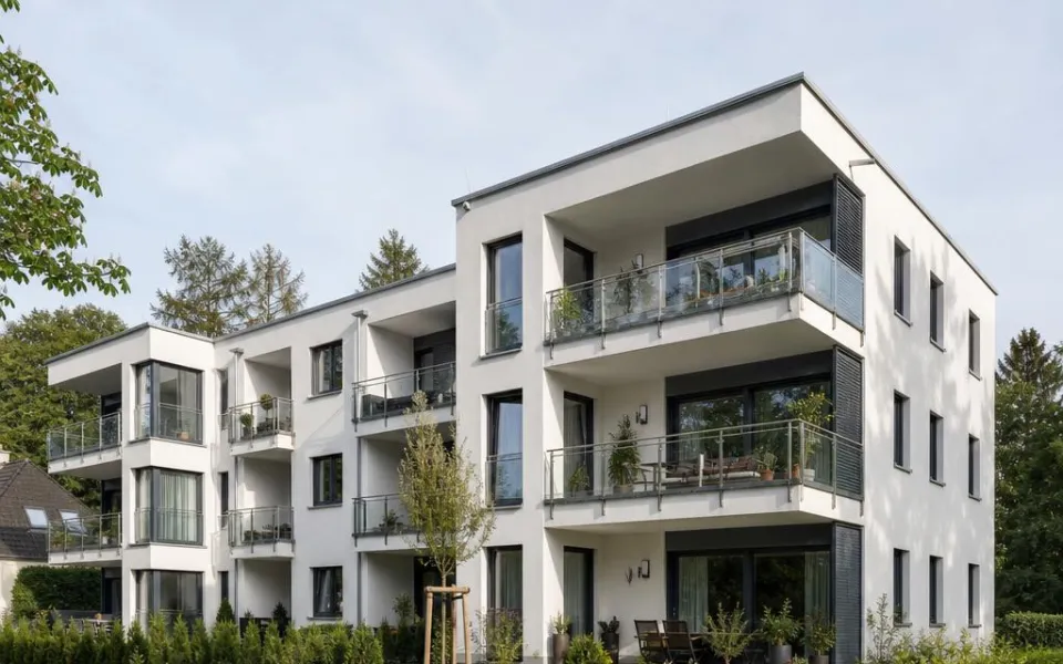 Dreigeschossiges Mehrfamilienhaus mit verglasten Balkonen als Neubau für Kapitalanlegende Dreigeschossiges Mehrfamilienhaus mit verglasten Balkonen als Neubau für Kapitalanlegende